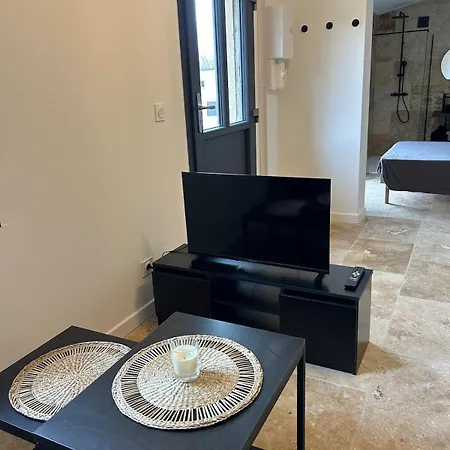 בית נופש Charmante Petite Maison Mours-Saint-Eusebe